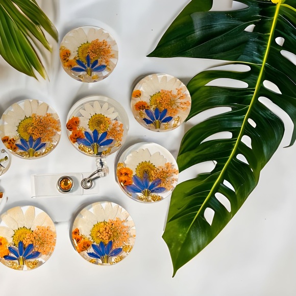 Badge reel, resin, daisy, Queen Anne's, baby's breath and shooting star. - Picture 2 of 8